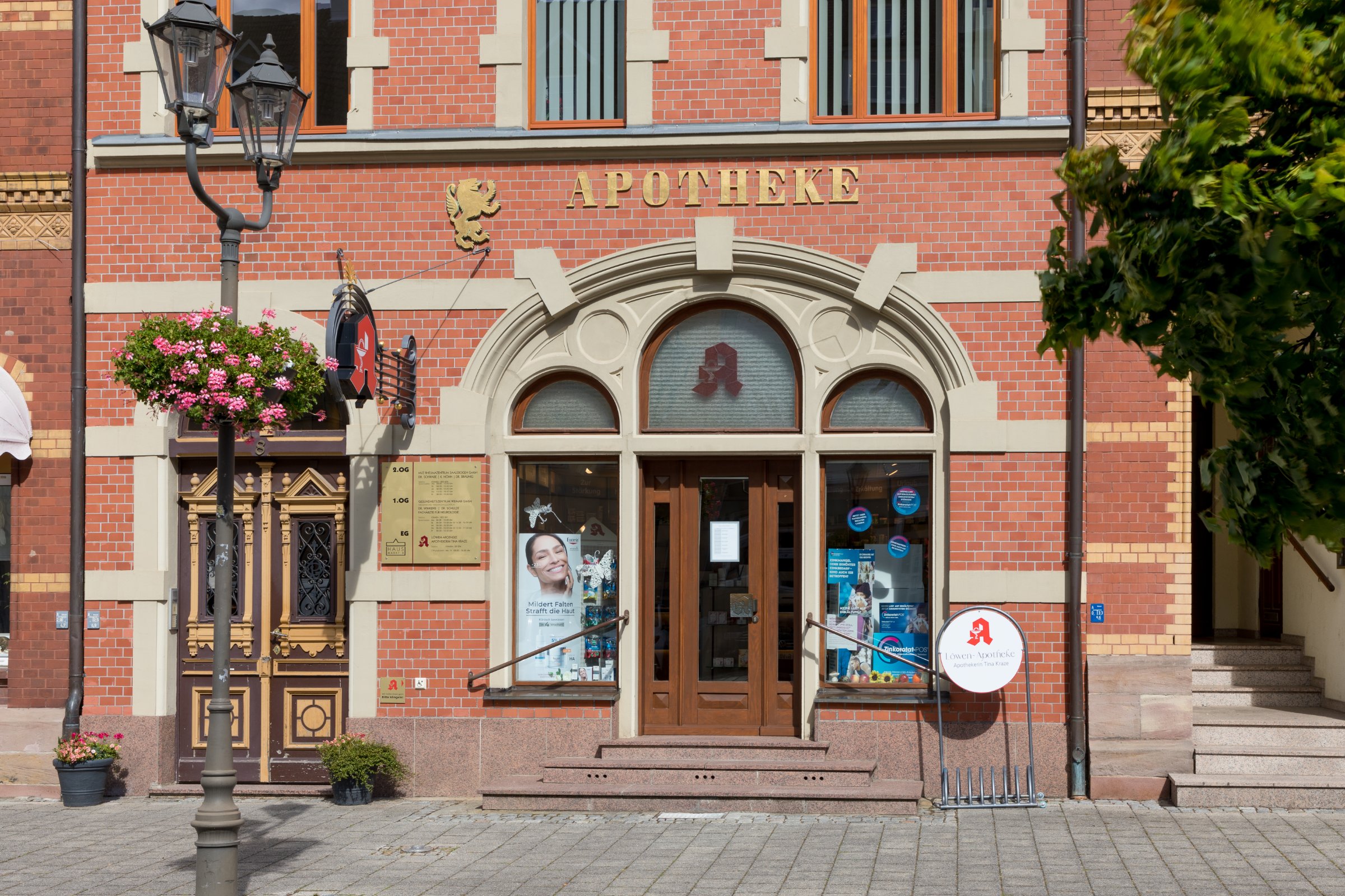 Eingang der Löwen-Apotheke am Markt 8 in Kahla